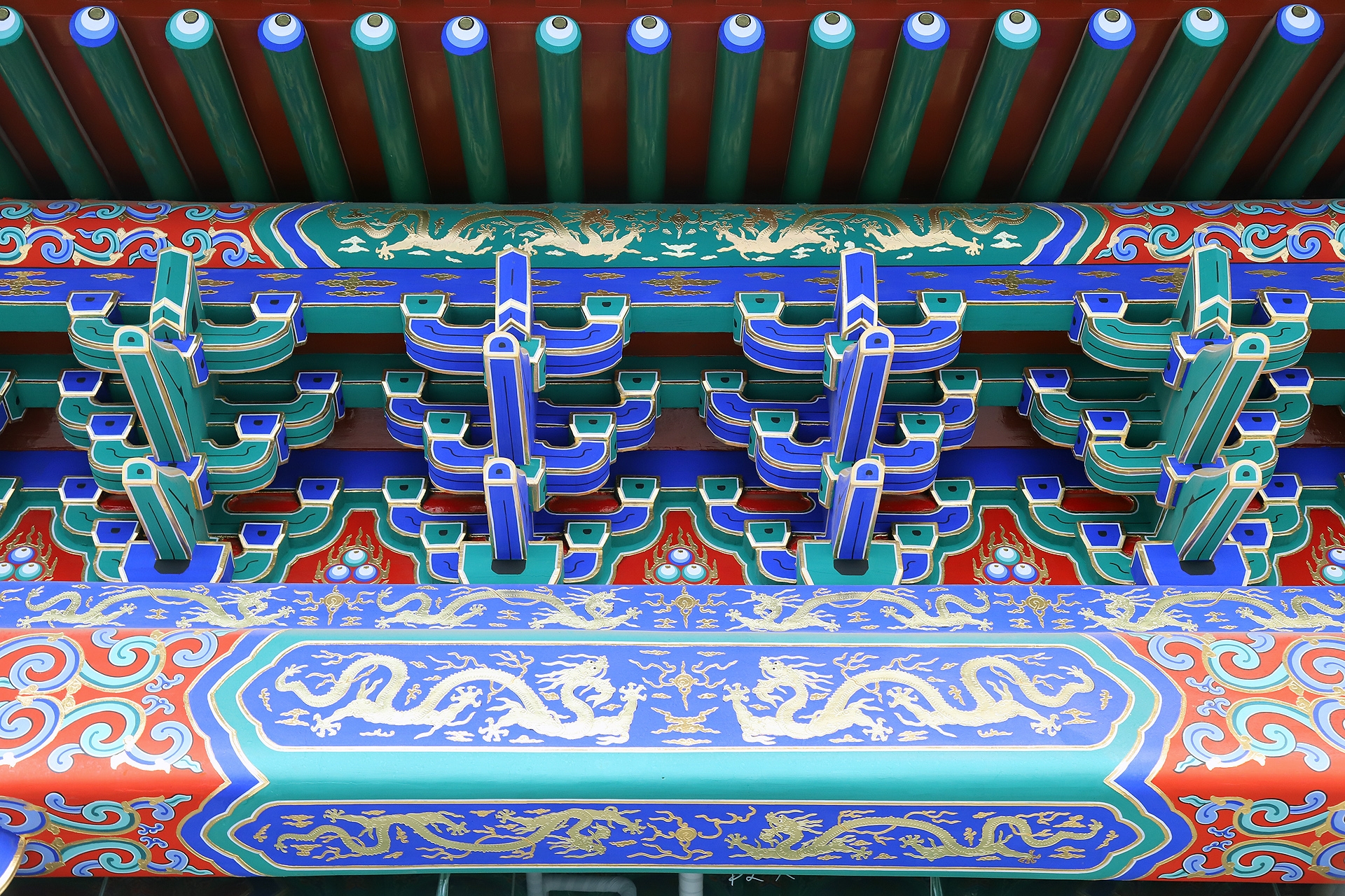 在立柱顶,额枋和檐檩间或构架间,从枋上加的一层层探出成弓形的 a