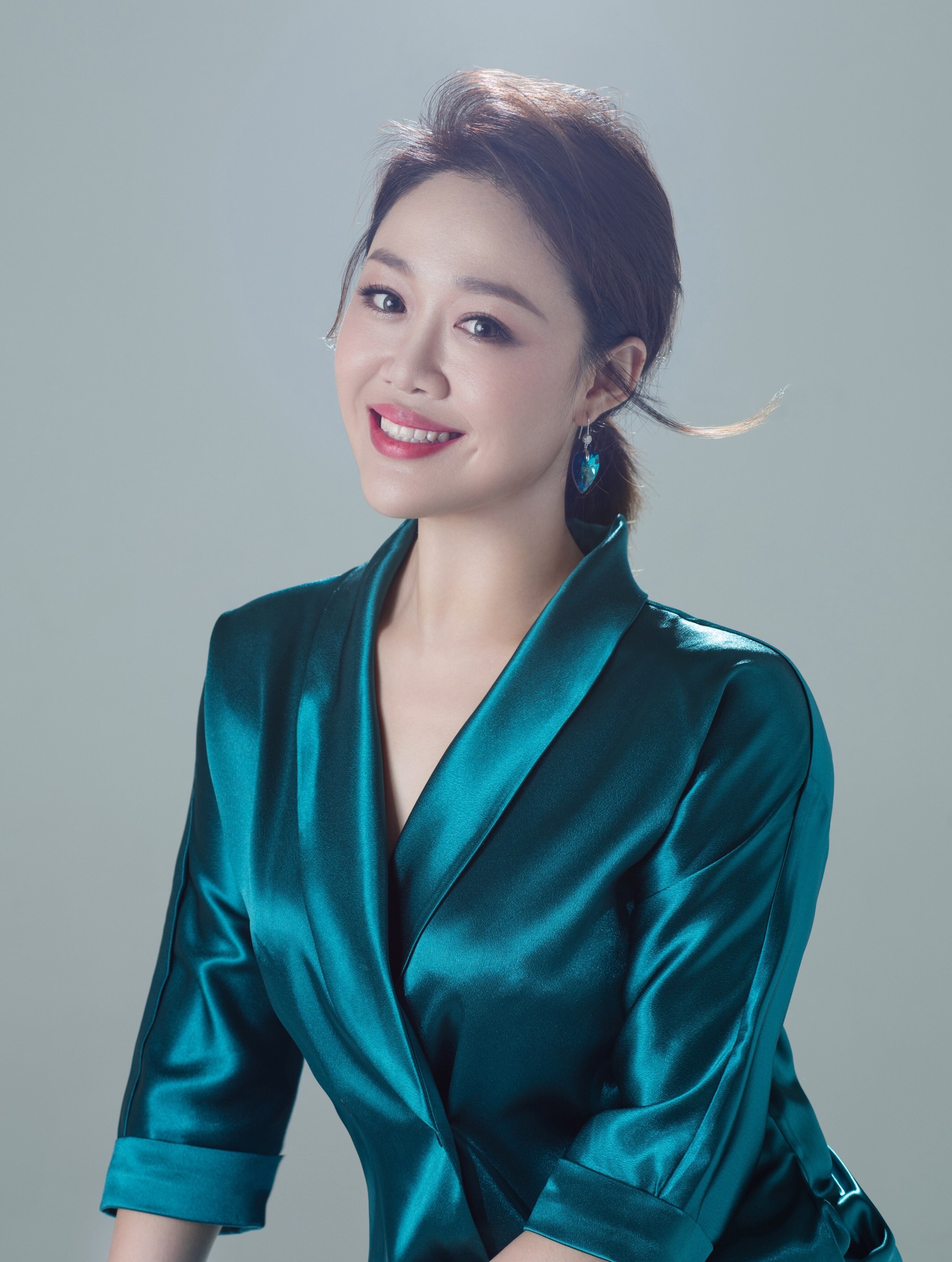  p data-id="gnbu6z2cvg">李思琦,旅意青年女中音歌剧演员.