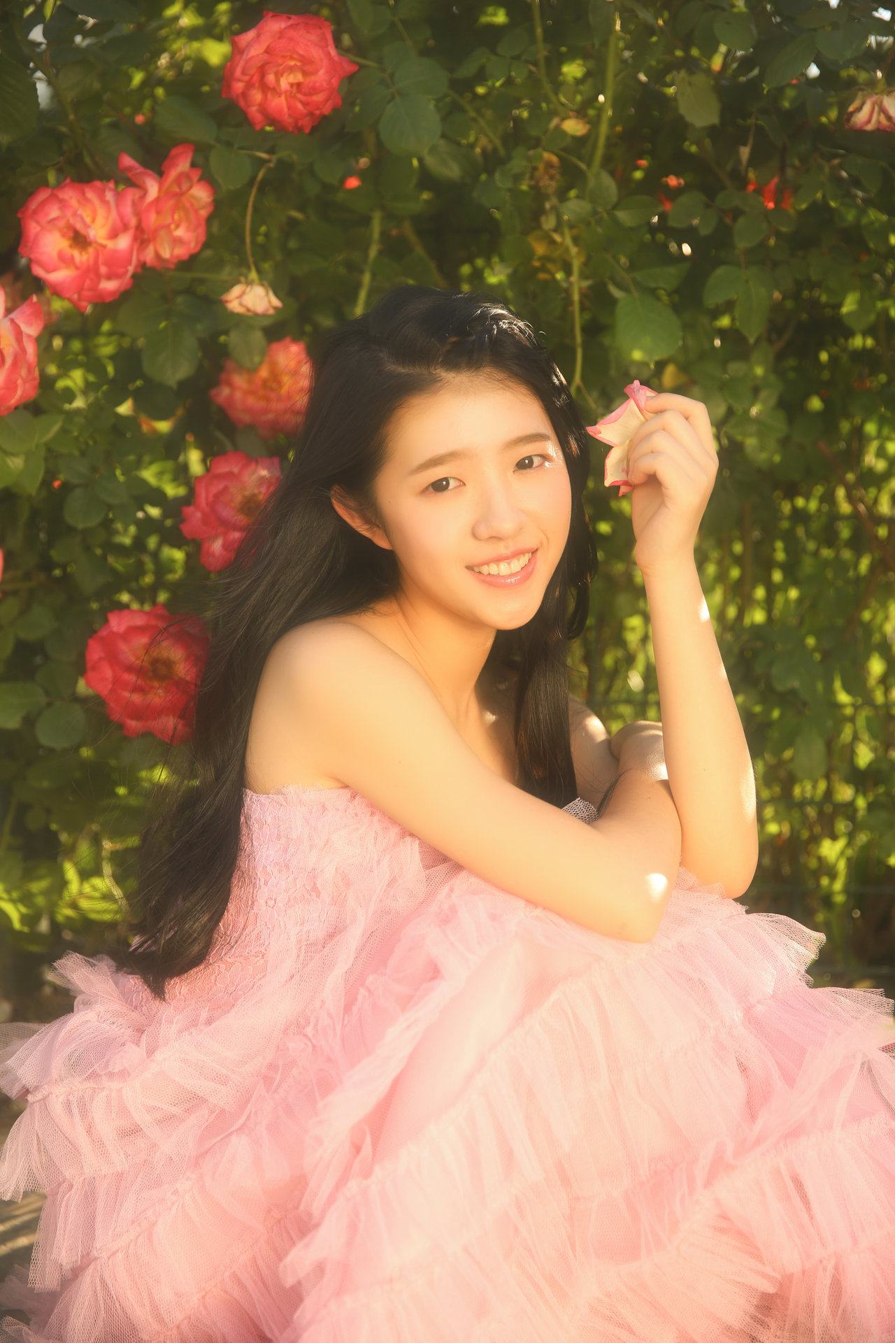 id="gnto7a3le6">何蓝逗,本名何蓝,1999年10月16日生于广东省惠州市