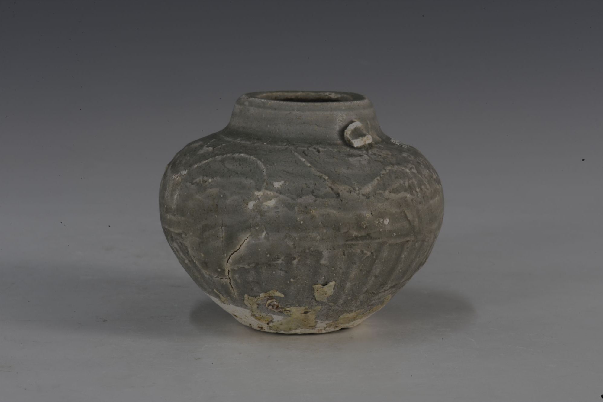 元代青釉菊瓣纹印花双耳罐