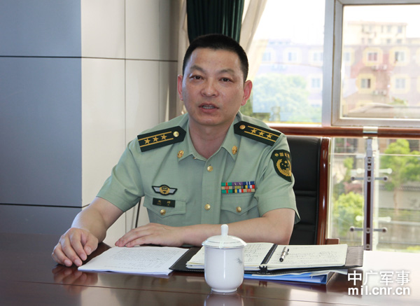 浙江金华人,1970年9月出生,1990年3月入伍,研究生学历,武警上校警衔