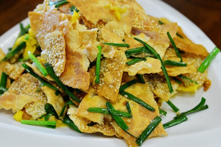  p data-id="t9f7omtv9nsi">曲阳韭菜炒烧饼是以鸡蛋为主料的菜品.