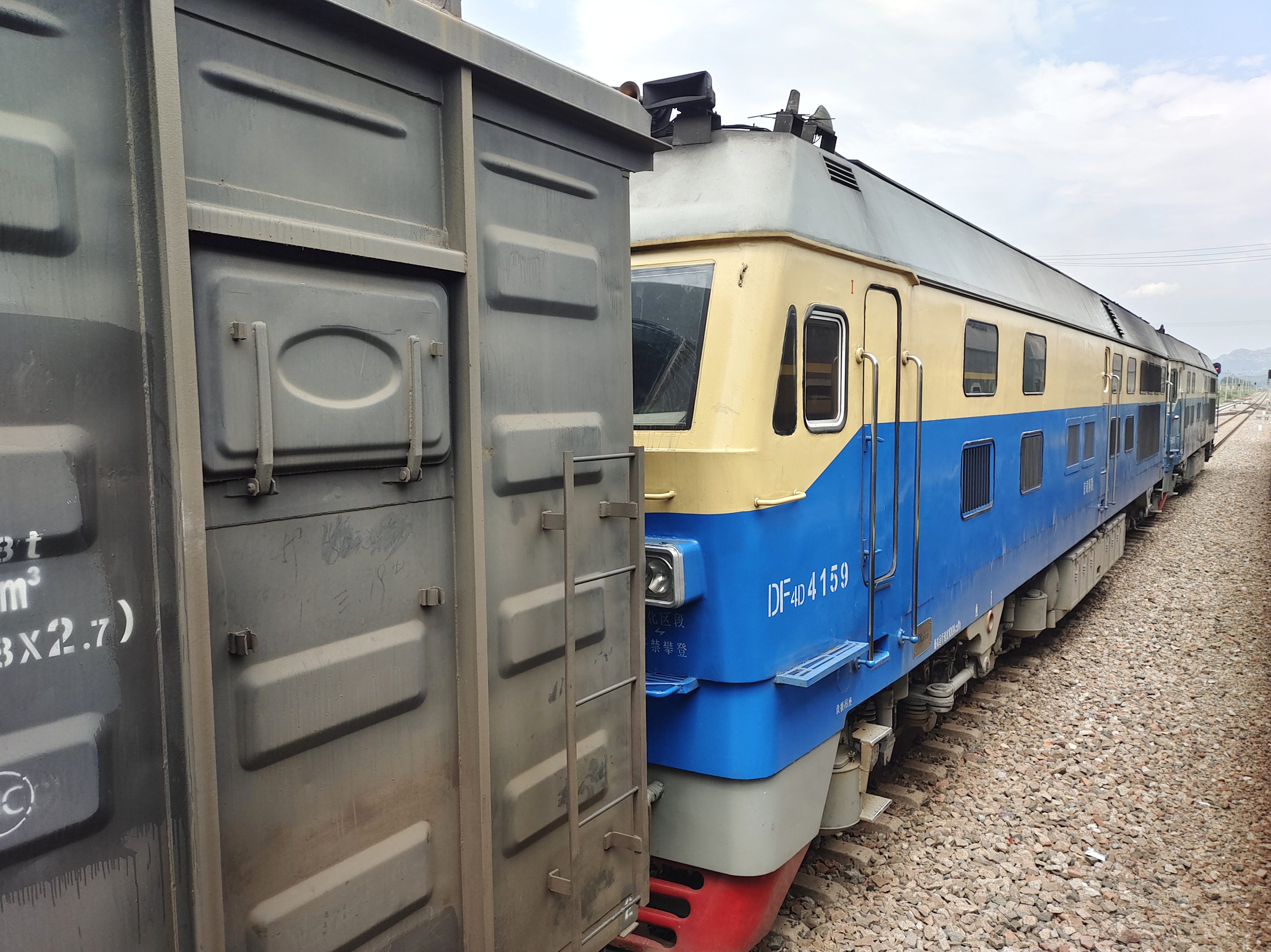 东风4d型内燃机车