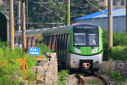 <p>南京地铁7号线列车
