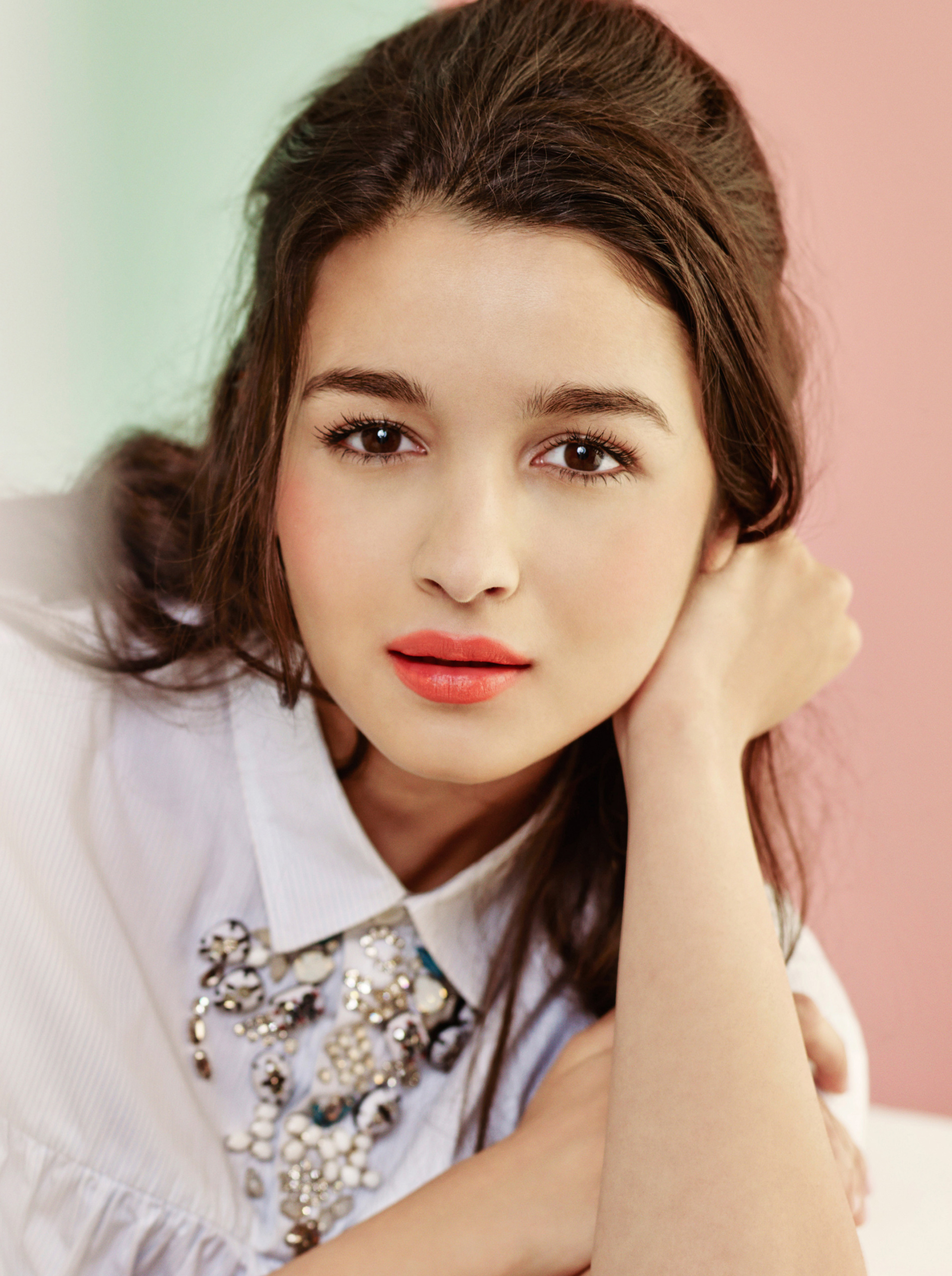 1993年3月15日出生于印度马哈拉施特拉邦孟买,英国籍印度裔女演员