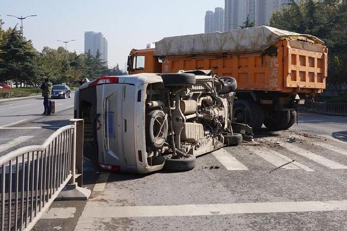 2021年1月3日陕西兴平市发生一起重型货车与三菱轿车相撞的交通事故