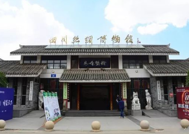  p>四川丝绸博物馆展厅面积4000余平方米,藏品2200余件.