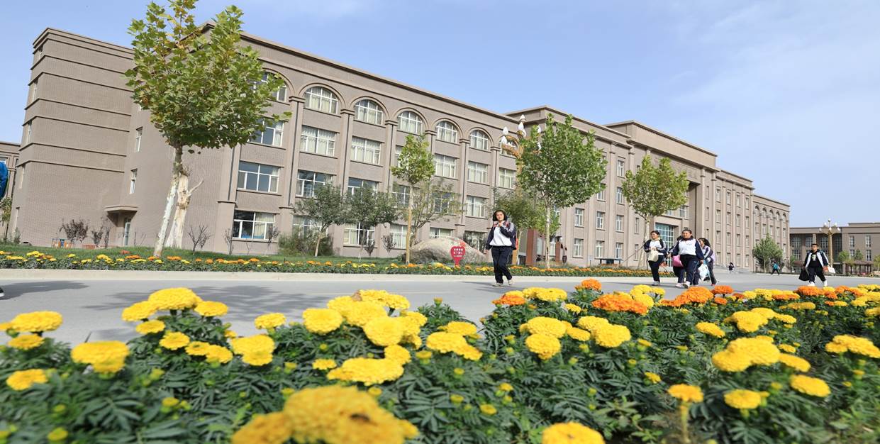 阿克苏市高级中学)创建于2013年,属杭州援建阿克苏市的一所公立高中