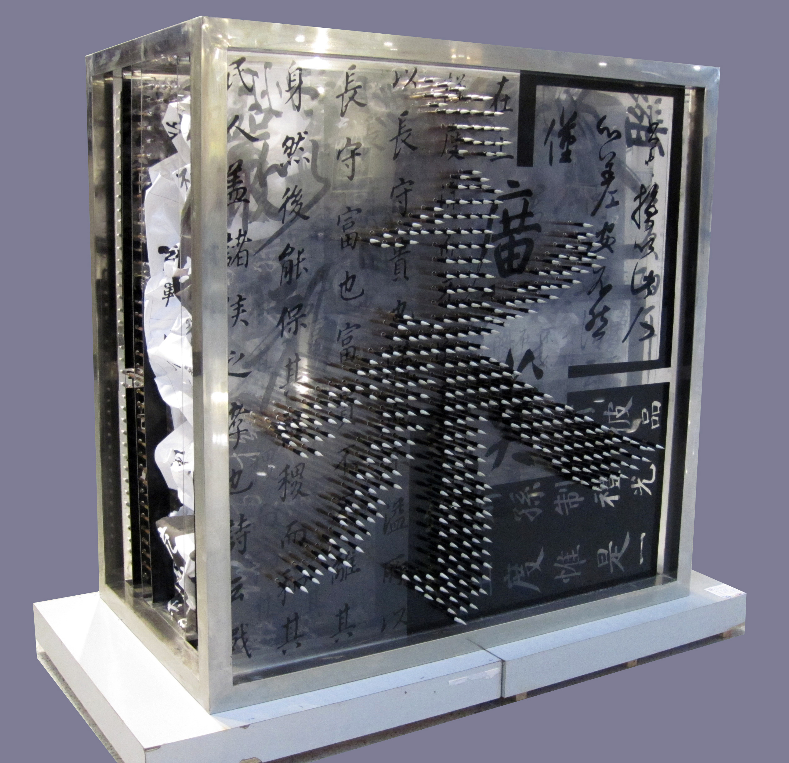 作品采用了当代艺术现成品装置的手法,将中国传统的毛笔融入综合材料