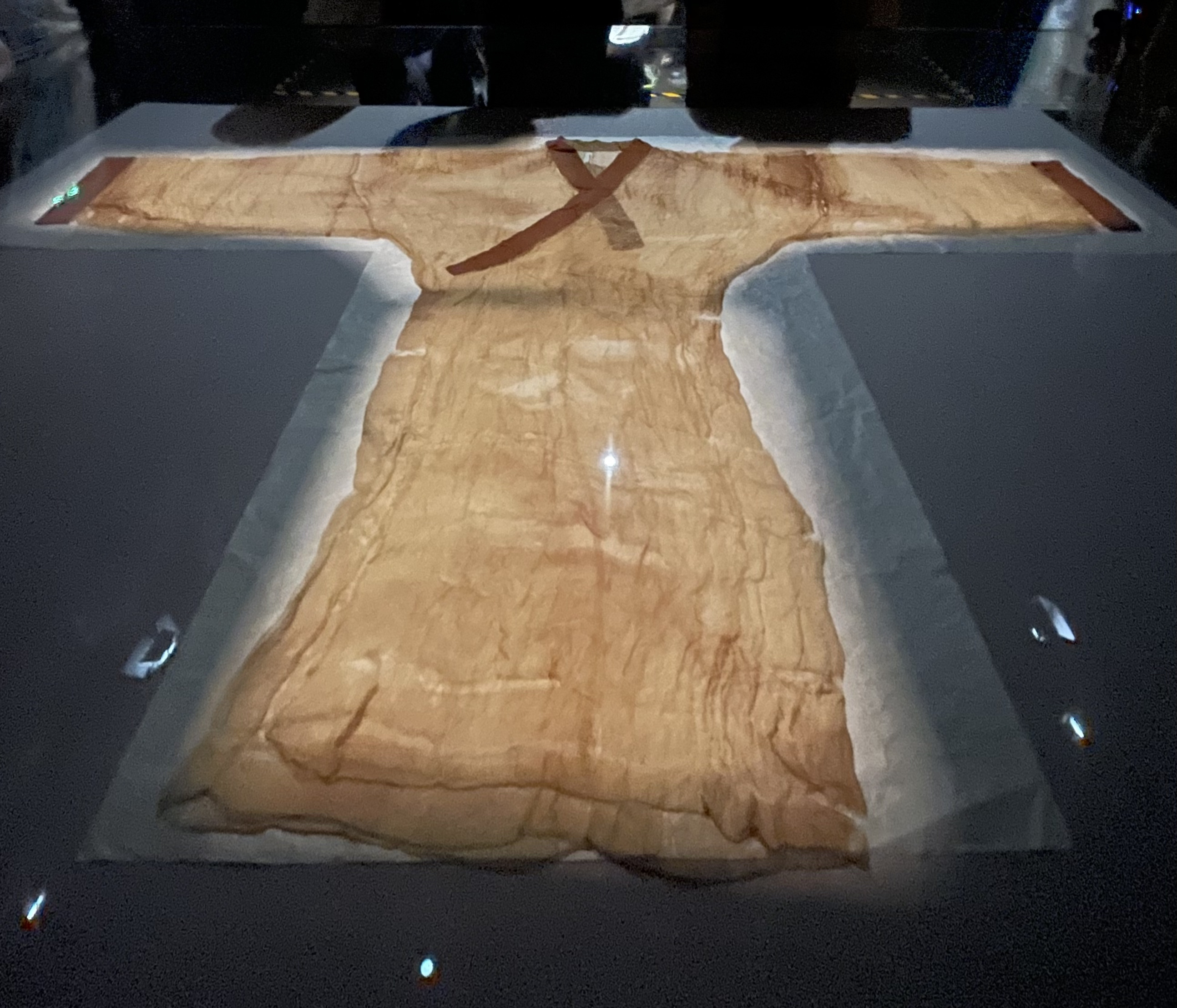 data-id="tmudtgf27ijq">素纱单衣,是1972年出土于长沙马王堆一号汉墓