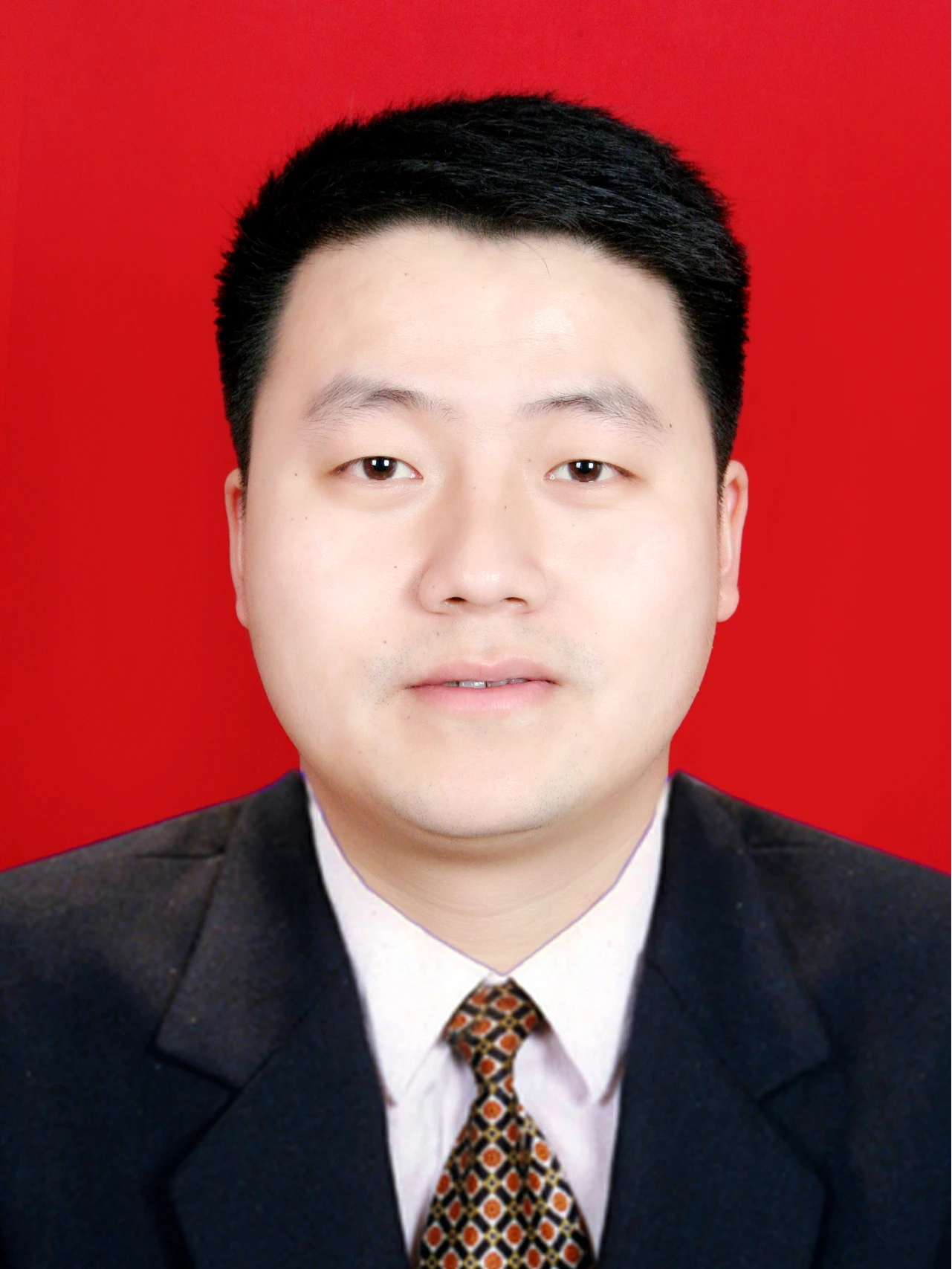 男,汉族,甘肃徽县人,中共党员,研究生学历,现任徽县嘉陵镇党委副书记