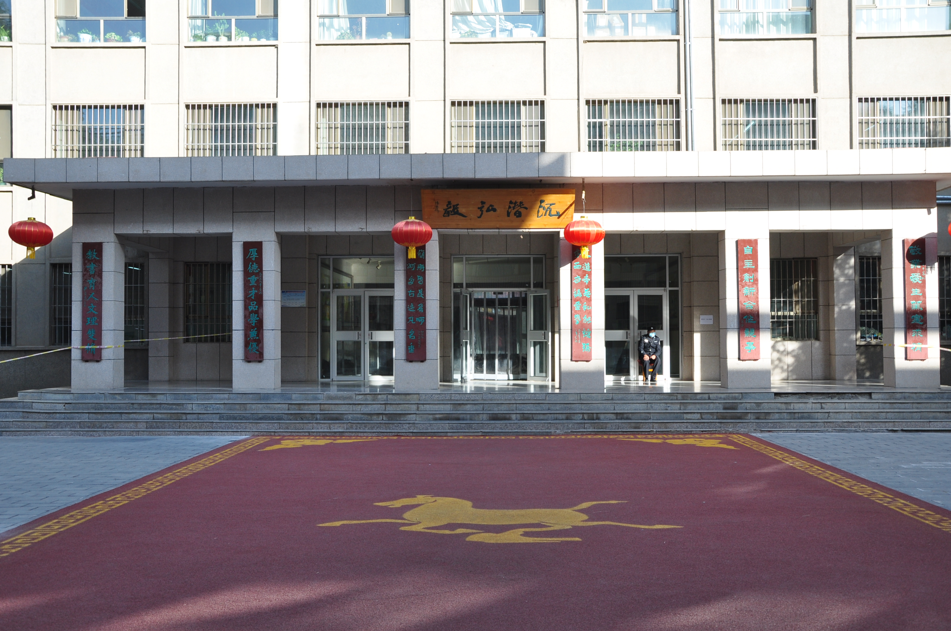 张掖甘州,丝路明珠.二中雄踞甘州东南,位置得天独厚,天时地利人和.