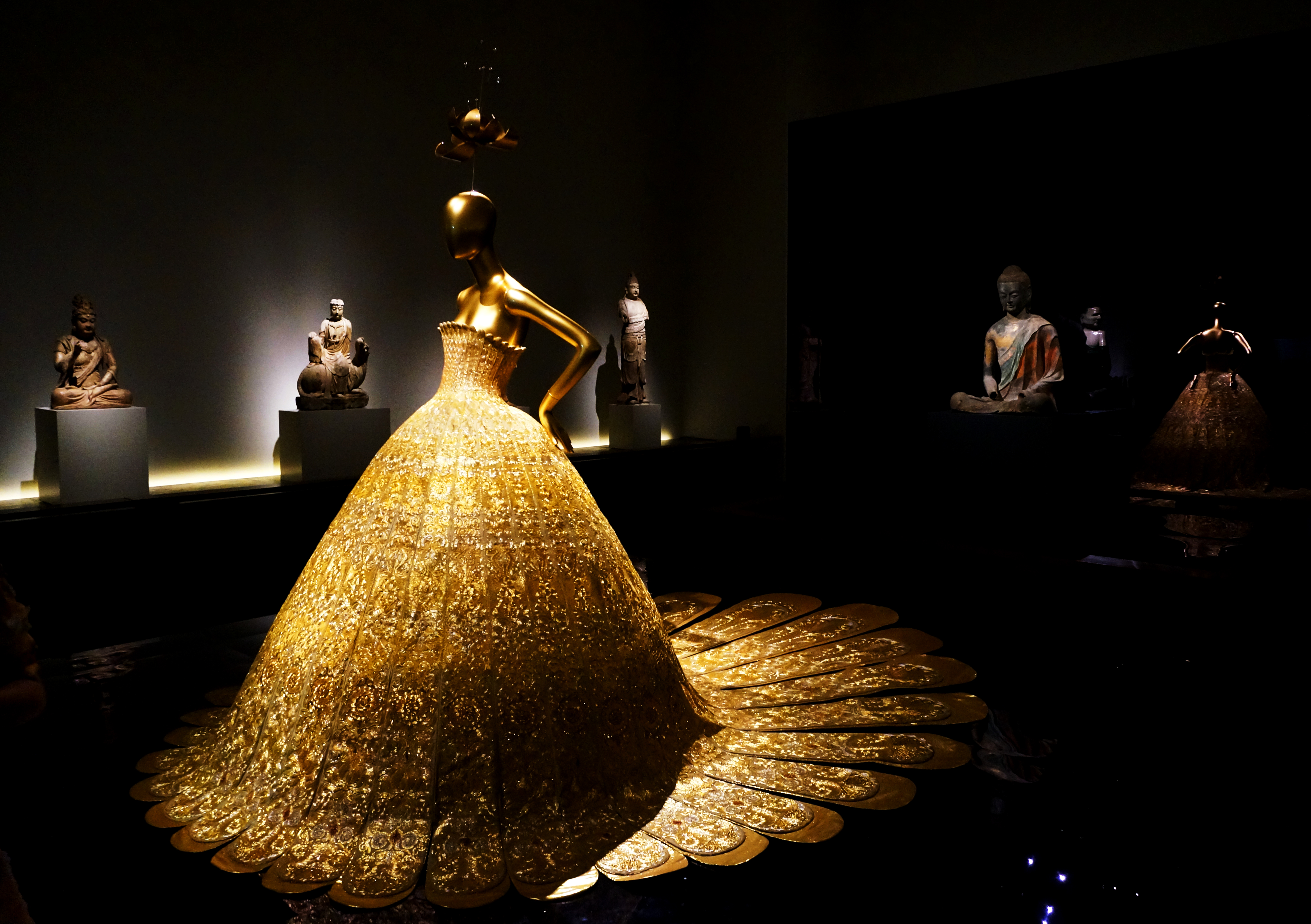 data-id="gnx5329nsu">郭培, a target="_blank" href="/item/玫瑰坊