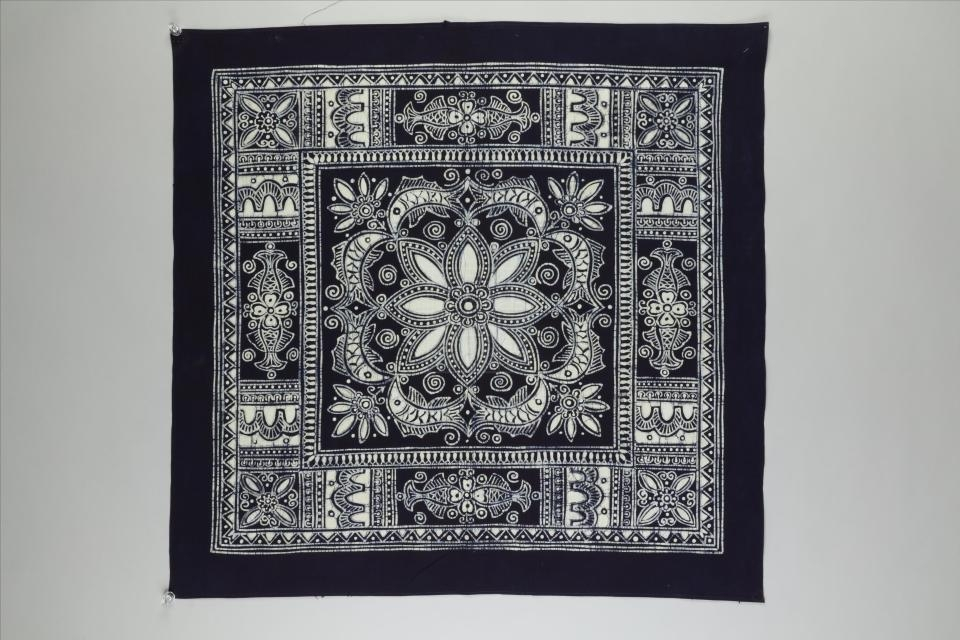 现代布依族团花鱼纹蜡染台布