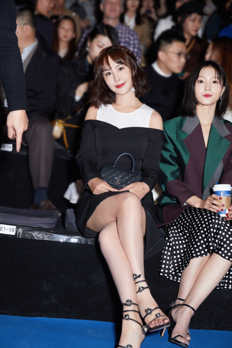  p>胡潇悦 i>(原名:胡雯月) /i>,出生于江苏