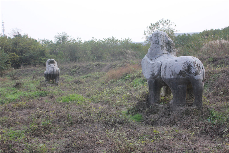 梁建安敏侯萧正立墓石刻