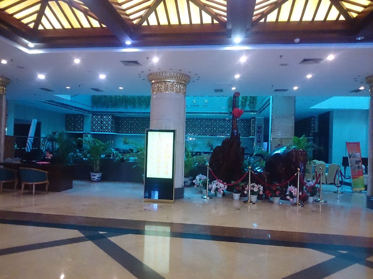  p>泉州华侨大厦酒店座落于市区中心,东眺风光旖旎的百源清池,西临