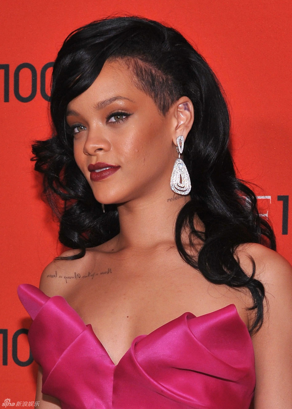  p>蕾哈娜(rihanna),全名罗比恩·蕾哈娜·芬缇(robyn rihanna fenty)