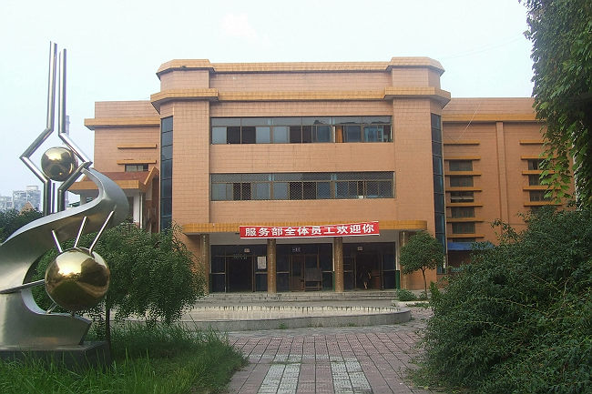  p>枝江市实验中学位于枝江城区胜利路东端,创办于1990年2月,原名为马