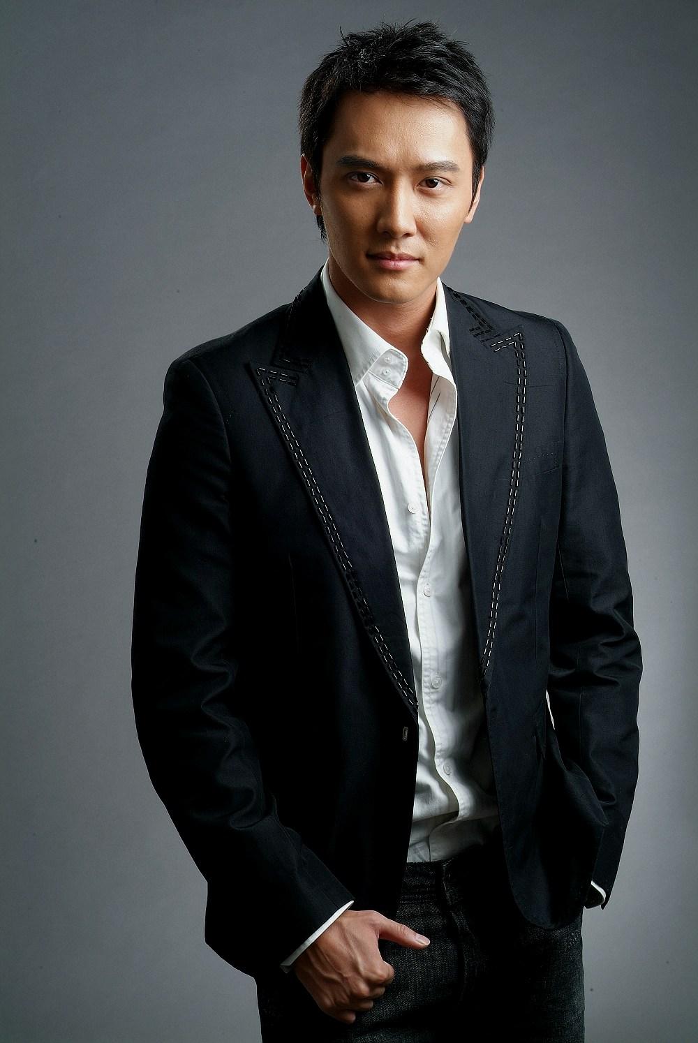  p>冯绍峰,原名冯威,1978年10月7日出生于上海市,中国内地男演员,毕业