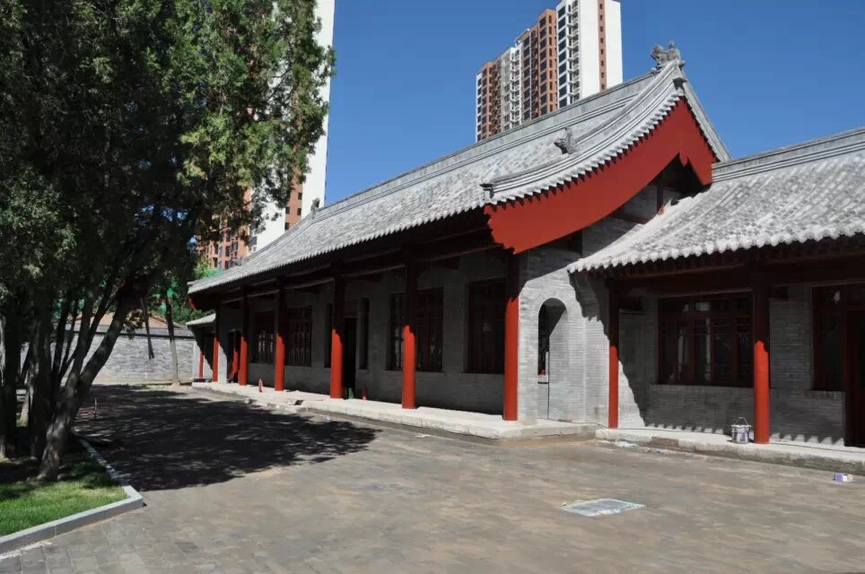  p> b>德王府 /b>,亦称"德藩故宫",位于珍珠泉院内,系在原济南公张荣