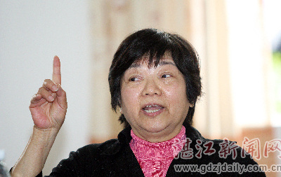 父亲是著名的十九路军抗日爱国将领张炎将军,母亲郑坤廉是民革,民盟中
