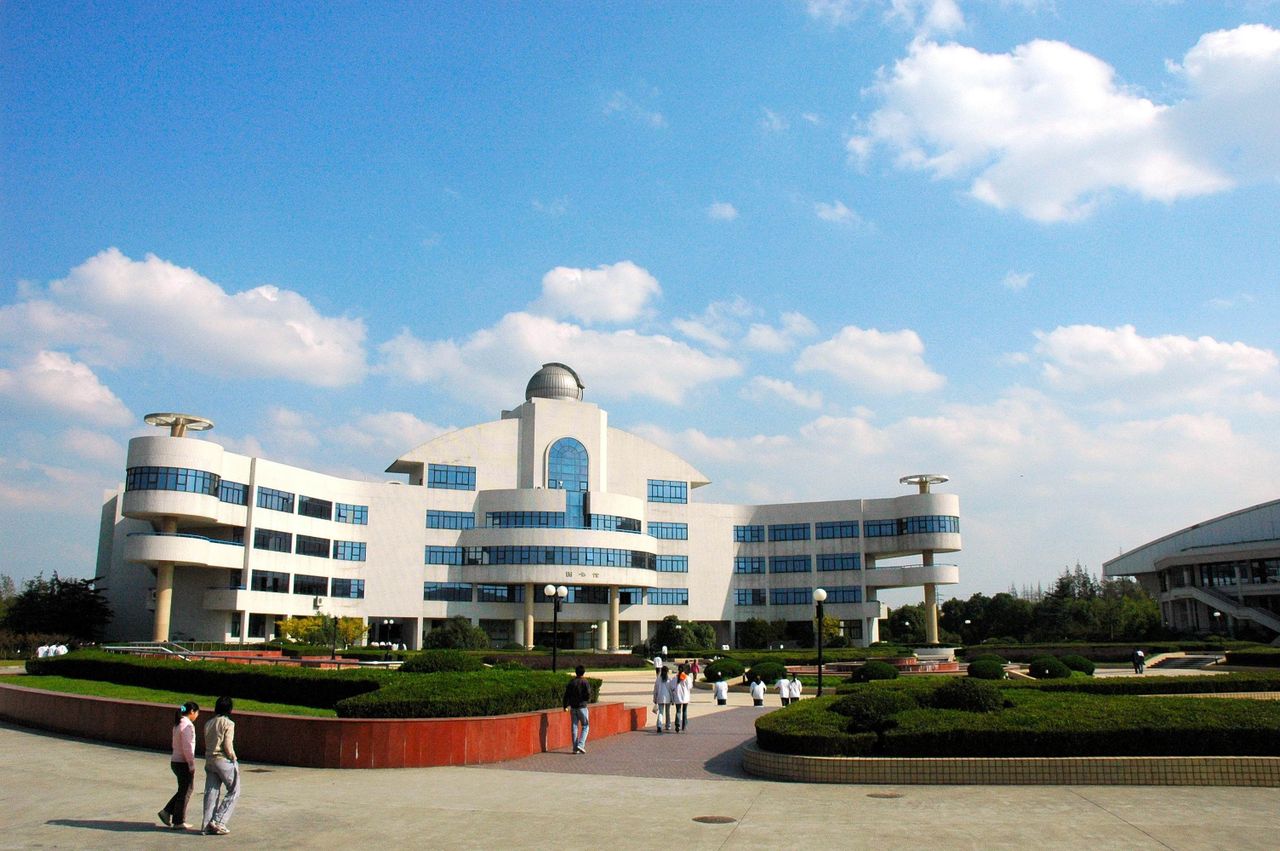  p>上海市育才中学为静安区的一所实验性示范性高中,建校于1901年.