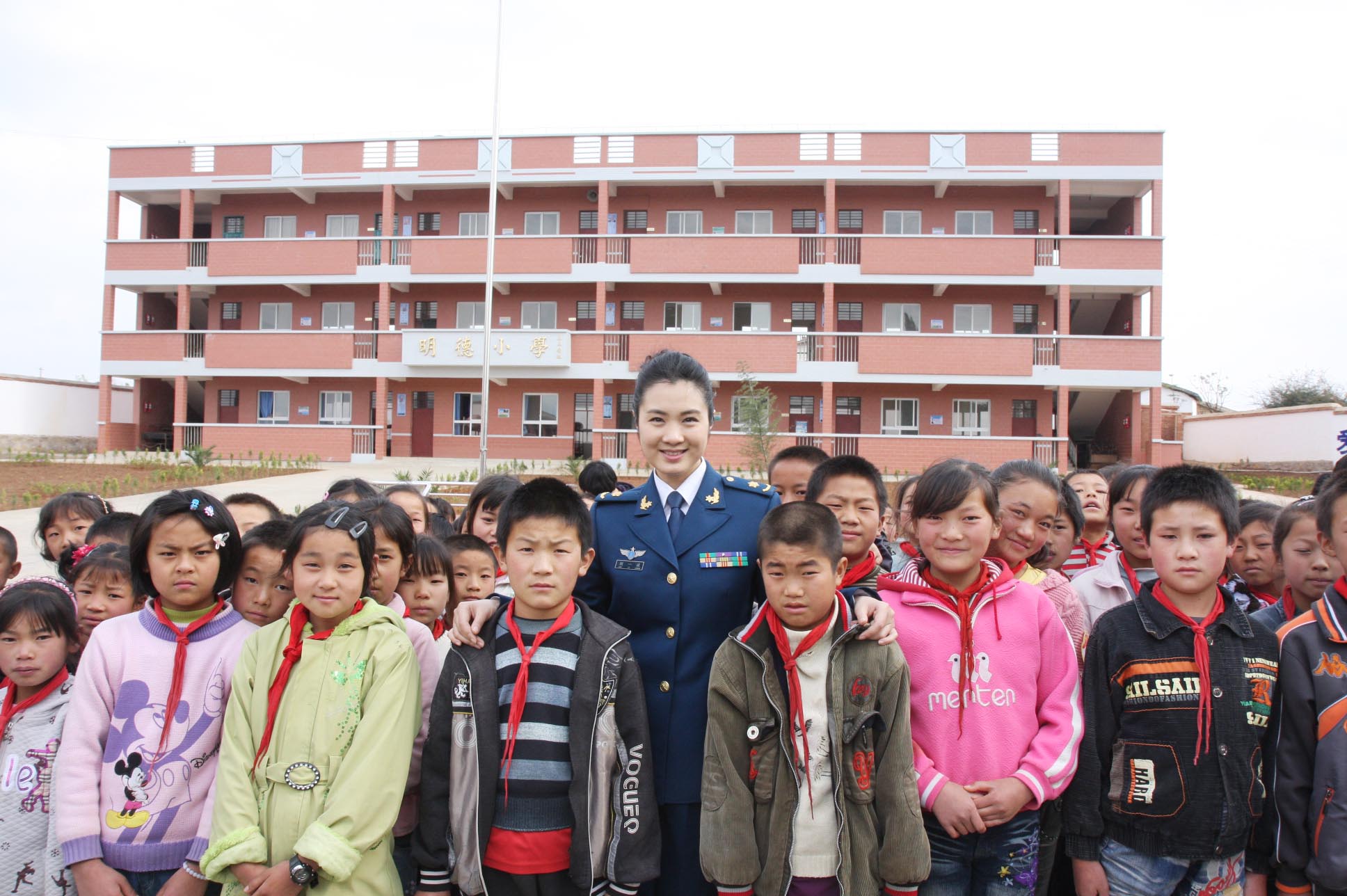 中央民族歌舞团国家一级演员;1977年12月出生于湖南省郴州市安仁县, a