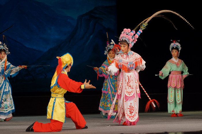  p>琼剧,又称琼州剧,海南戏,海南省海口市,定安县等地方传统戏剧,是