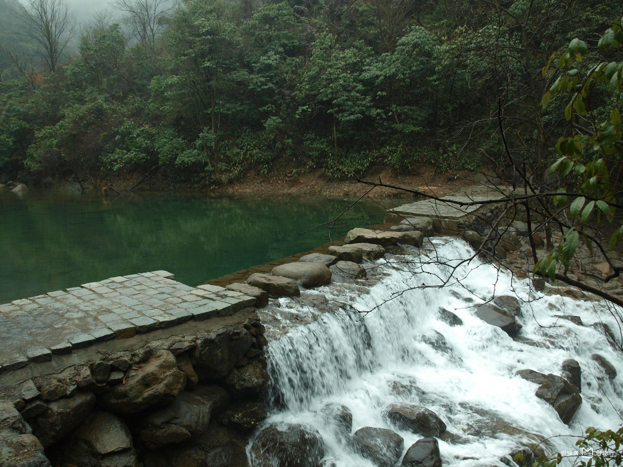  p>白云源风景区紧挨着 a target="_blank" href="/item/富春江