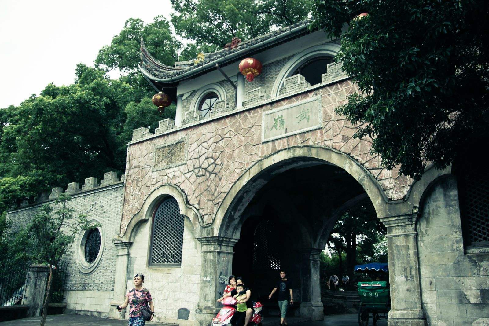 ">武岭门,位于 a target="_blank" href="/item/浙江">浙江 /a>奉化 a