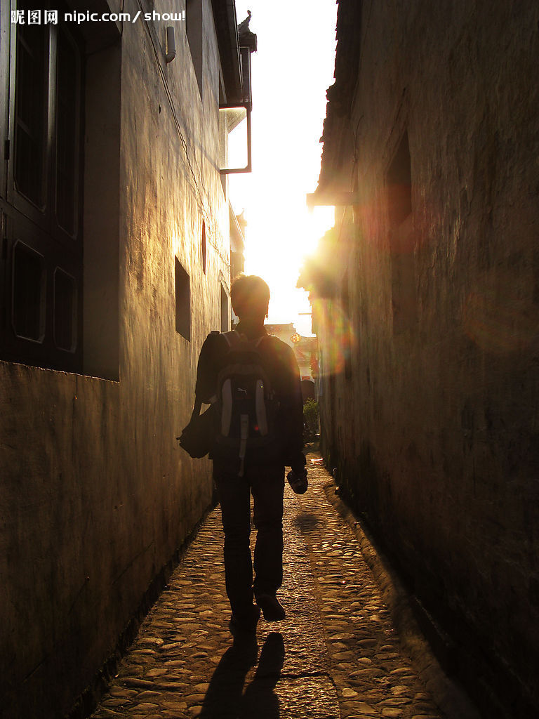 该文章很巧妙地以作者自己背影为线索,讲诉了几段离别的场景,而文章最