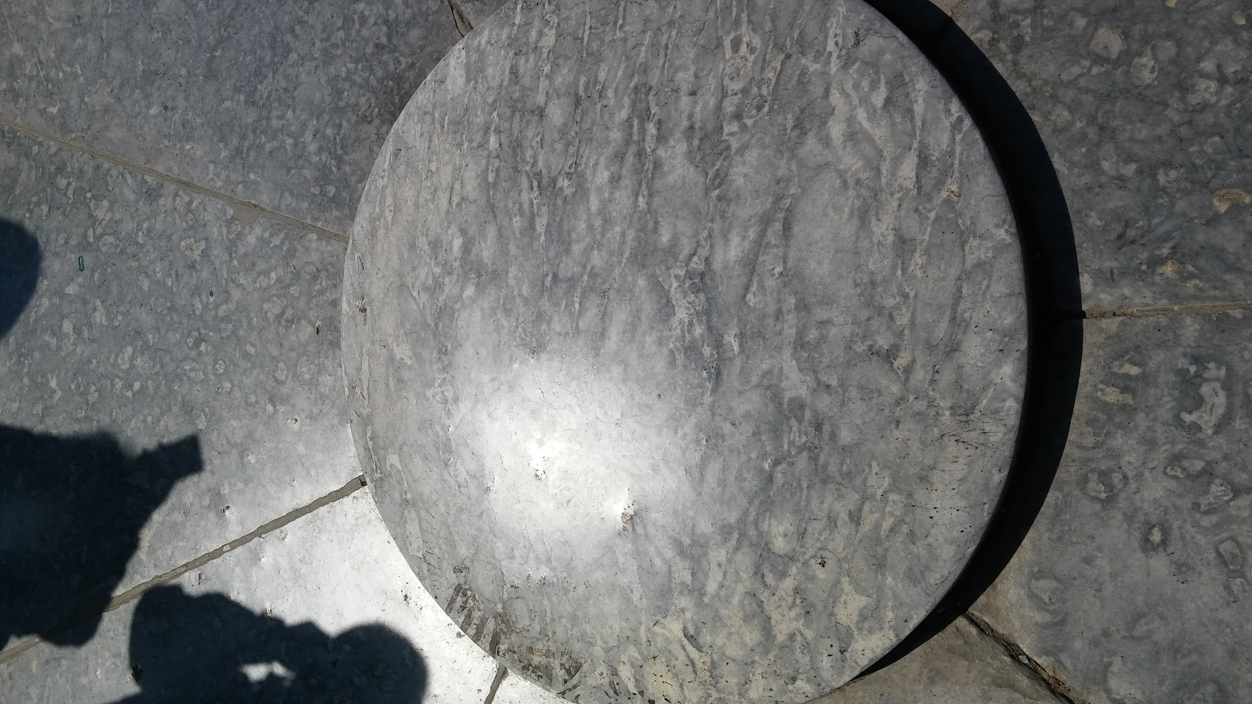  p data-id="gnwwakchvt">圜丘天心石,位于北京天坛公园内的石板,又称