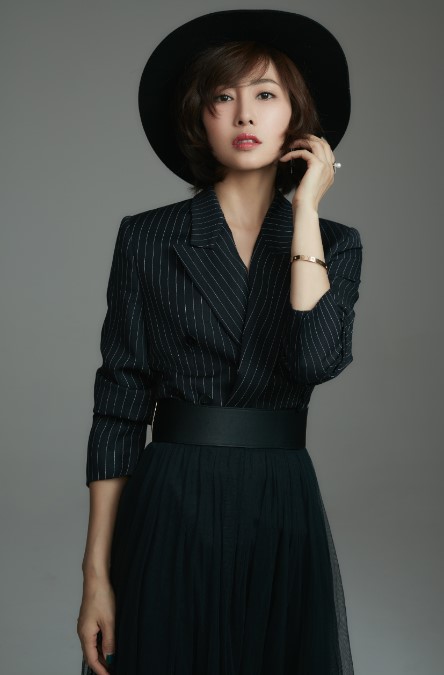  p>李芯逸(li xinyi),又名李彤,1978年4月30日出生于中国北京,中国