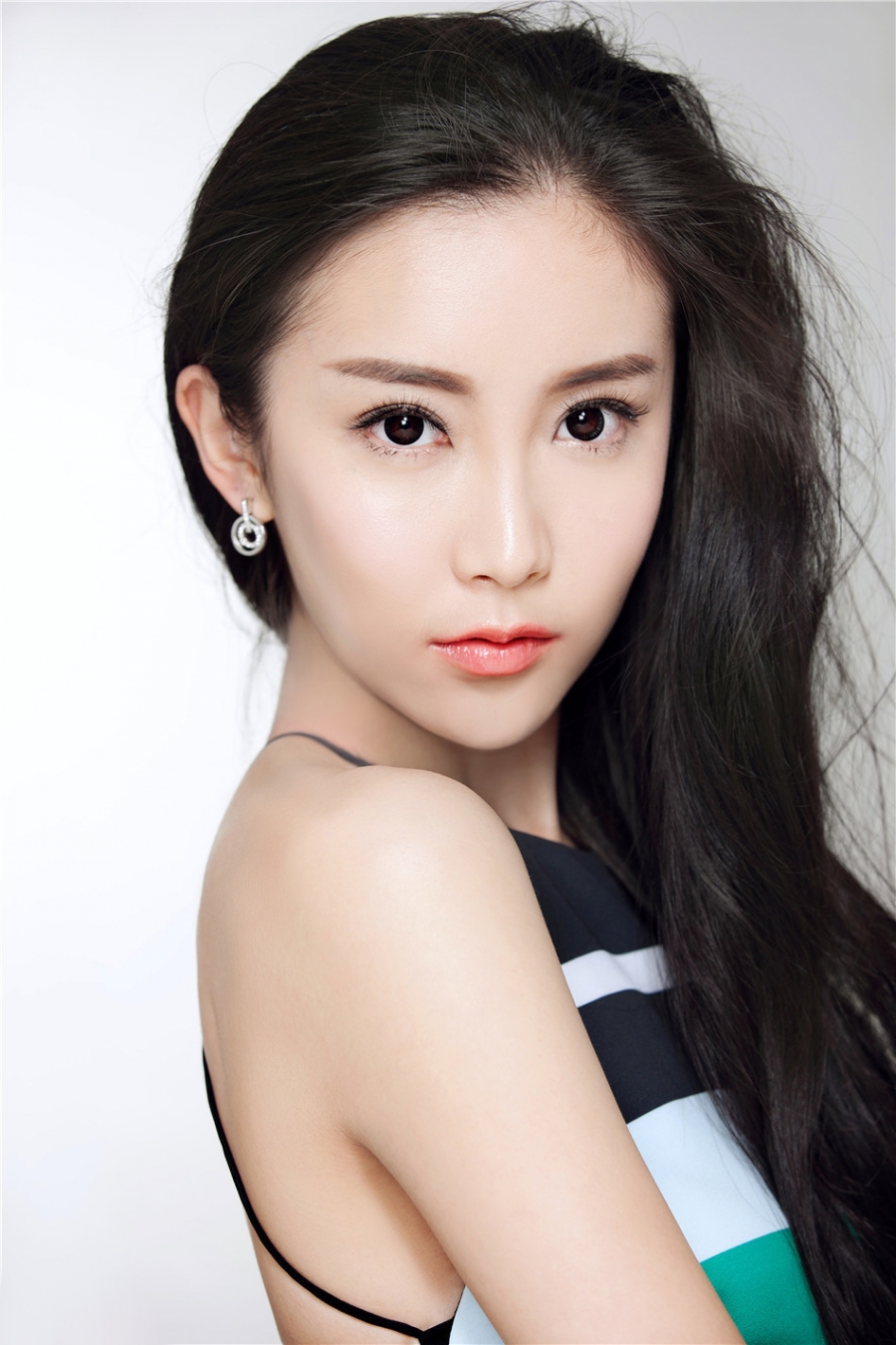  p data-id="gnbi32ll60">赵崔玮,1992年3月17日出生于河北石家庄