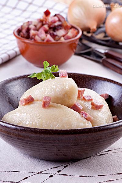  p>饺子(dumpling)源于中国古代的角子,原名"娇耳",汉族传统面食,距今