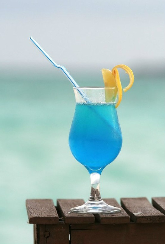  p>蓝色珊瑚礁(blue lagoon),1960年诞生于法国巴黎,是由蓝色橙皮酒