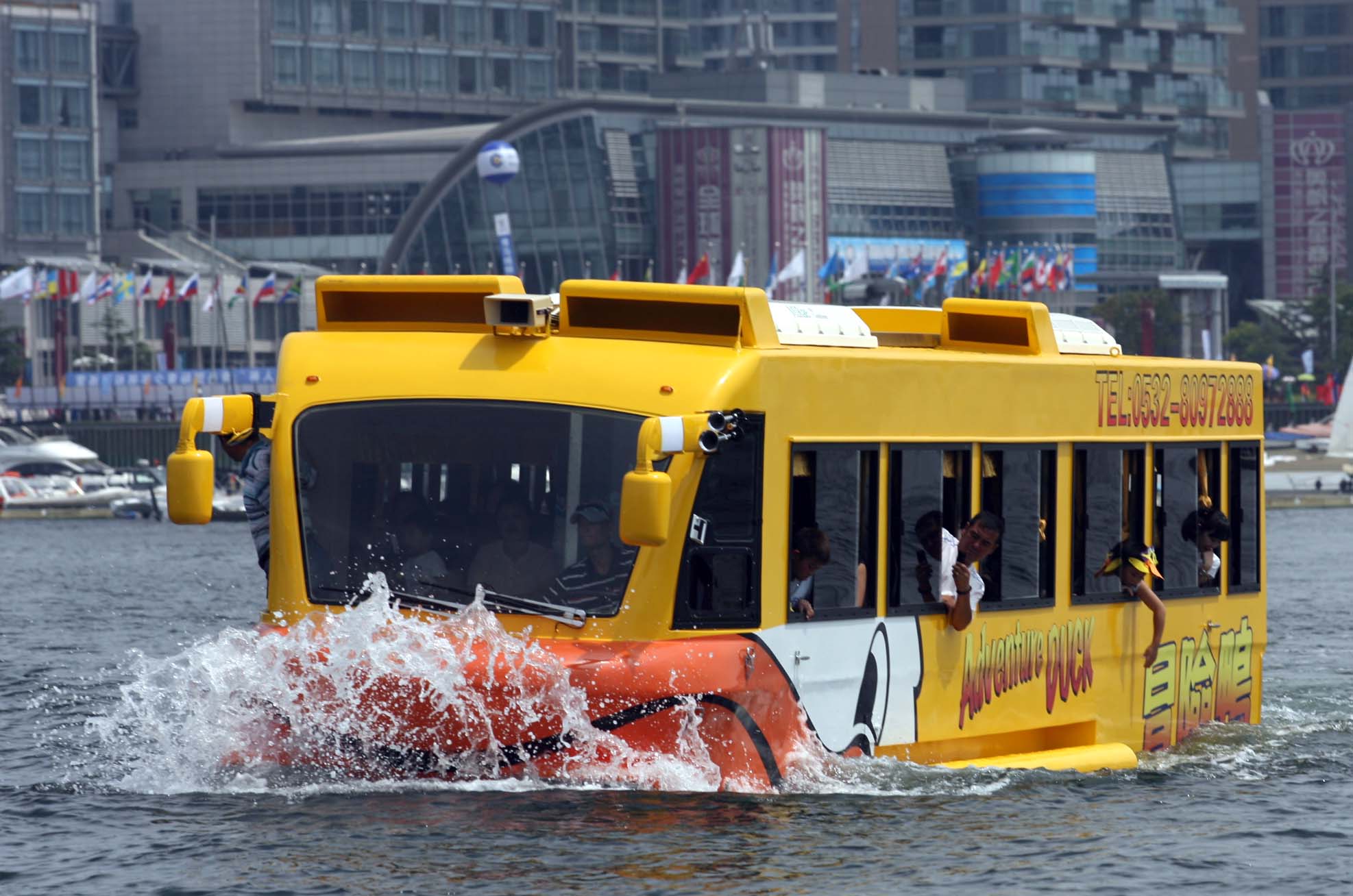 水陆两栖公共汽车,也称水陆两栖巴士,既能在陆地行驶,也能在水上