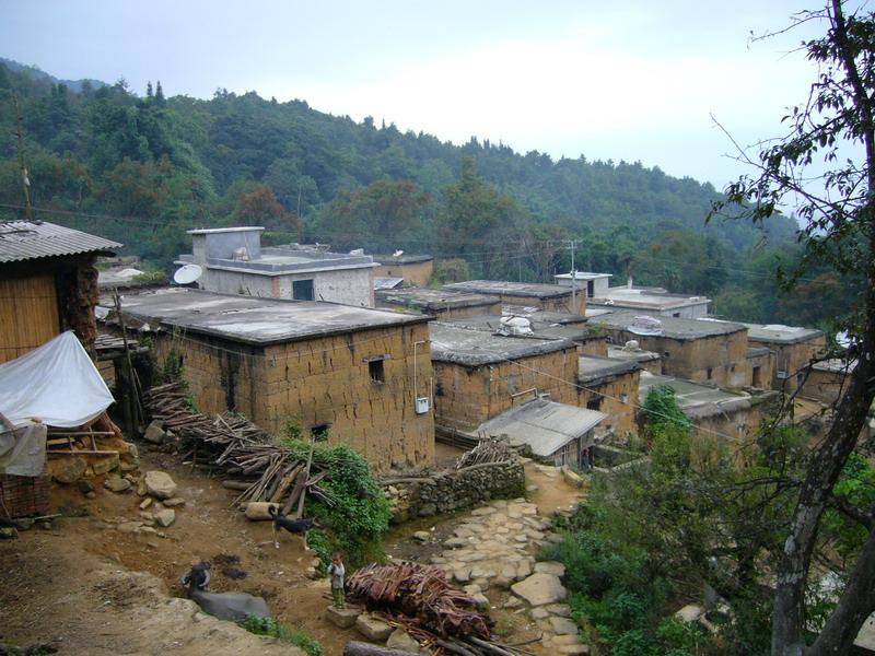 蚂蚱上寨村隶属于云南省红河州元阳县马街乡麒麟台行政村,属于山区