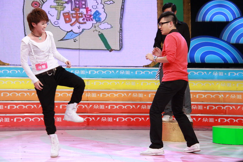  p data-id="gns0eaaxau">《幸福晚点名》是江苏卫视2010至2011年间