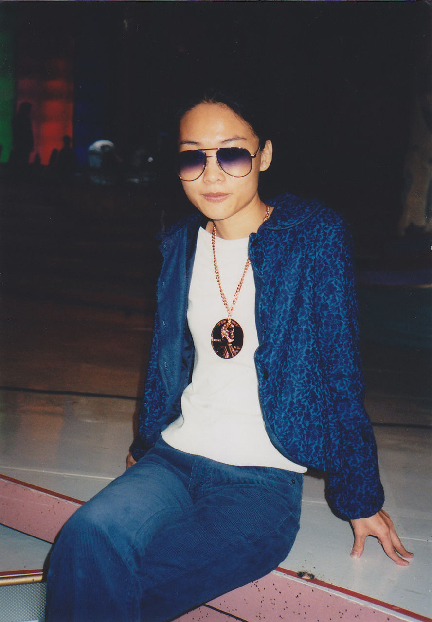 原名许美凤,1974年9月27日出生于新加坡,新加坡流行乐女歌手