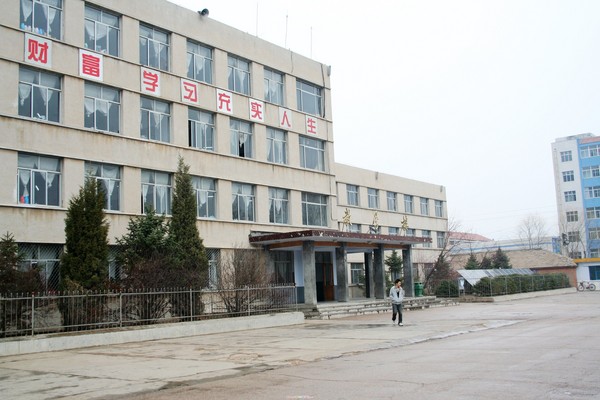  p>丰宁满族自治县第一中学(简称:丰宁一中;原名:丰宁中学)始建于1955