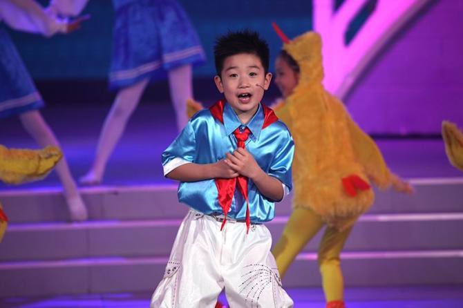  p>李泽熙,男,汉族,2000年1月1日出生于河南开封