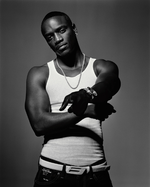  p>阿肯(akon),出生自非洲 a target="_blank" href="/item/塞内加尔"