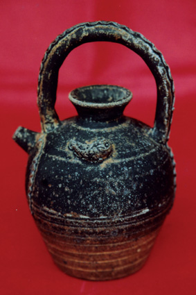 唐代黑釉硬提梁酒壶