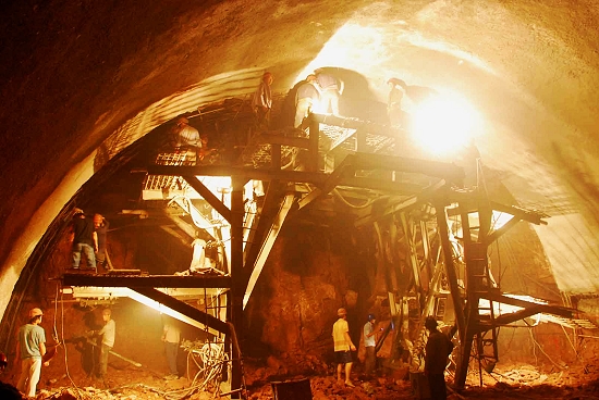 即开挖坑道(采煤,采矿或隧道工程中)不断向前推进的工作面. /p>