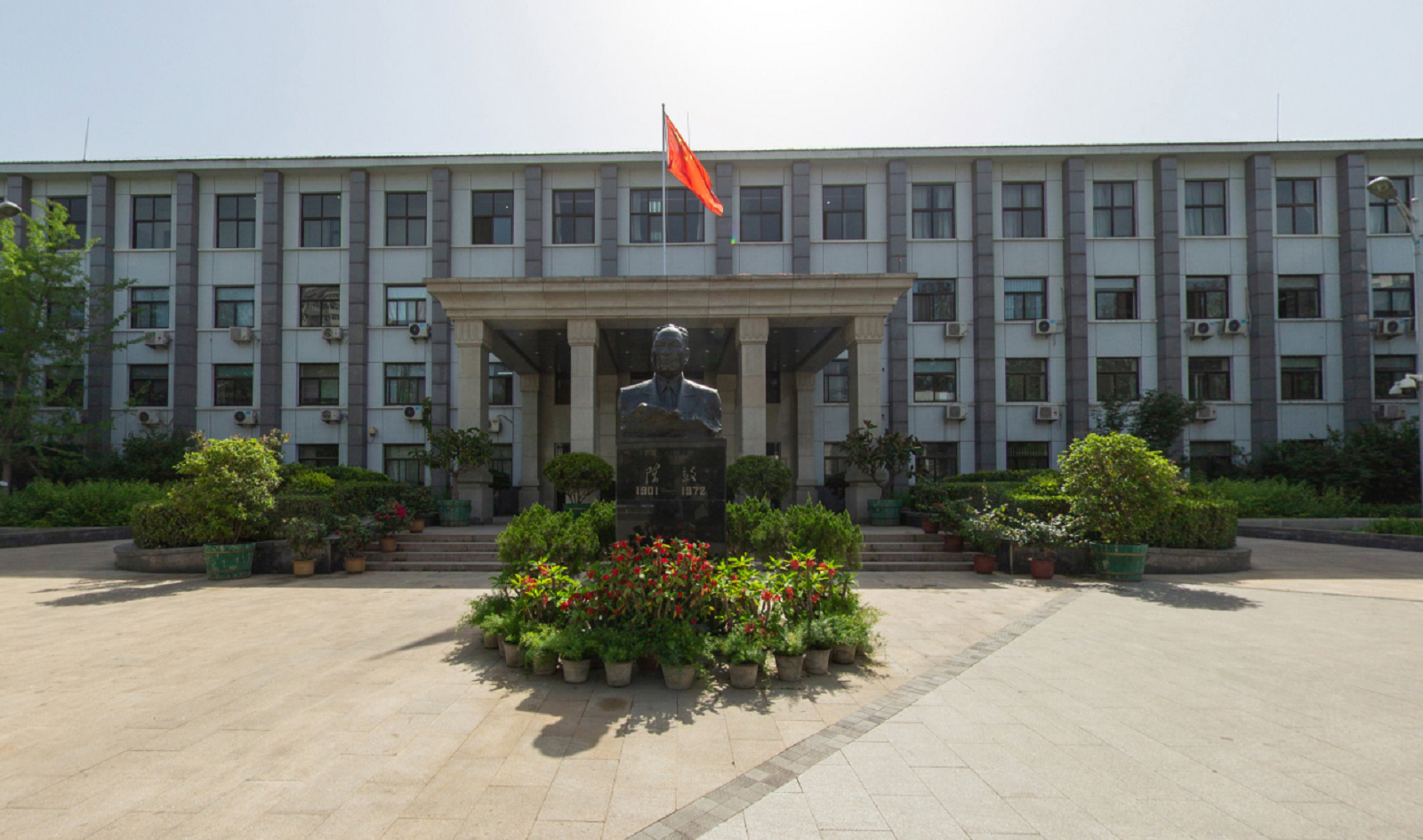  p>外交学院(china foreign affairs university),简称"外院",是 a