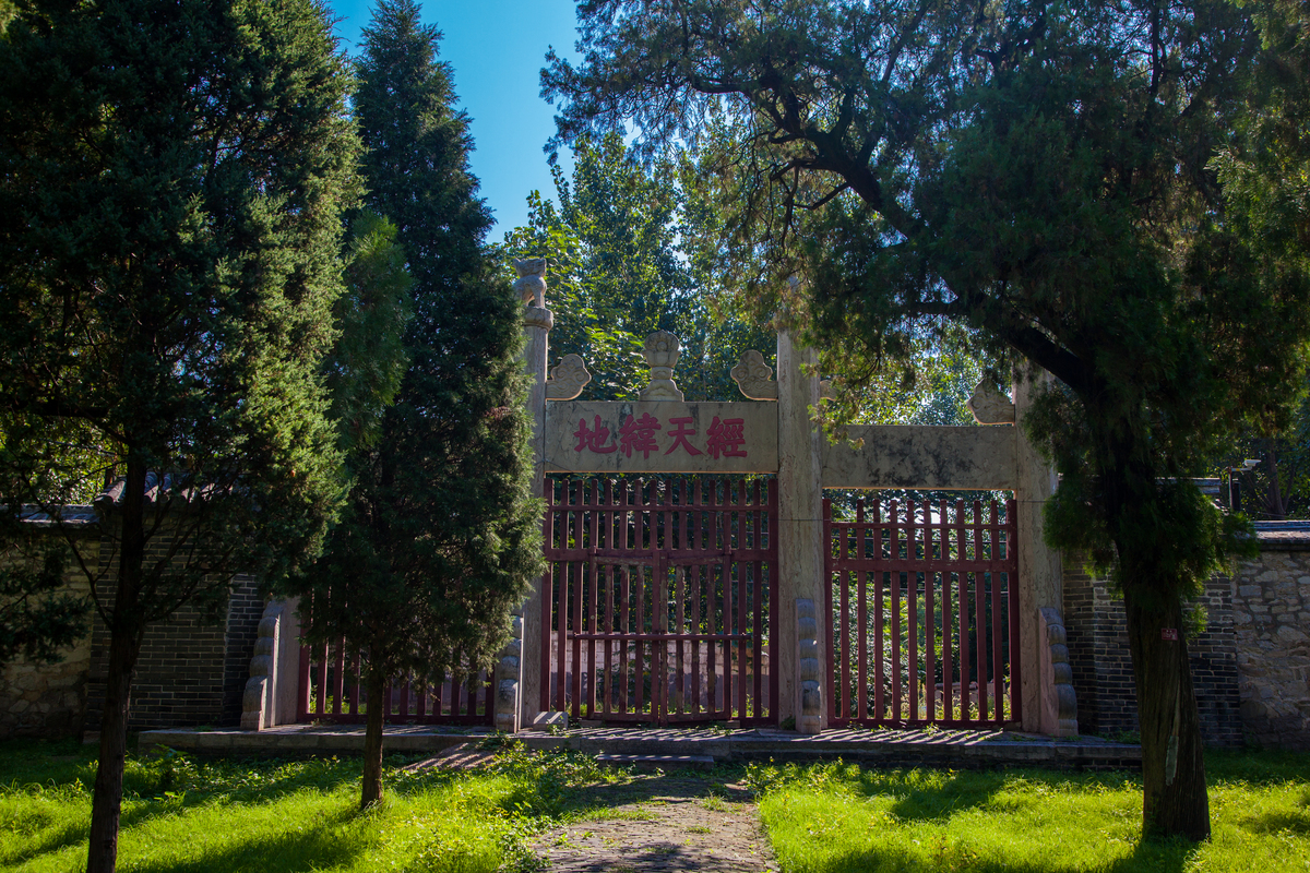 是祭祀周公的庙宇,位于山东省济宁市曲阜市鲁城街道周公庙居委