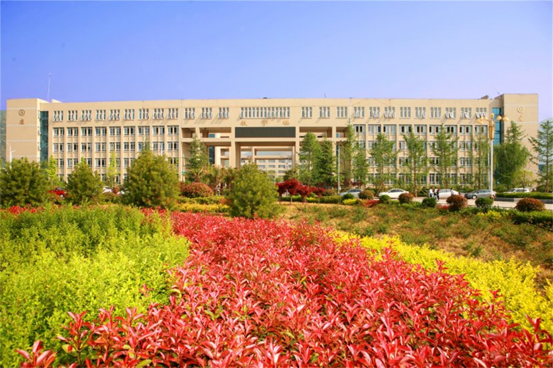  p>商洛职业技术学院是由 a target="_blank" href="/item/陕西省人民