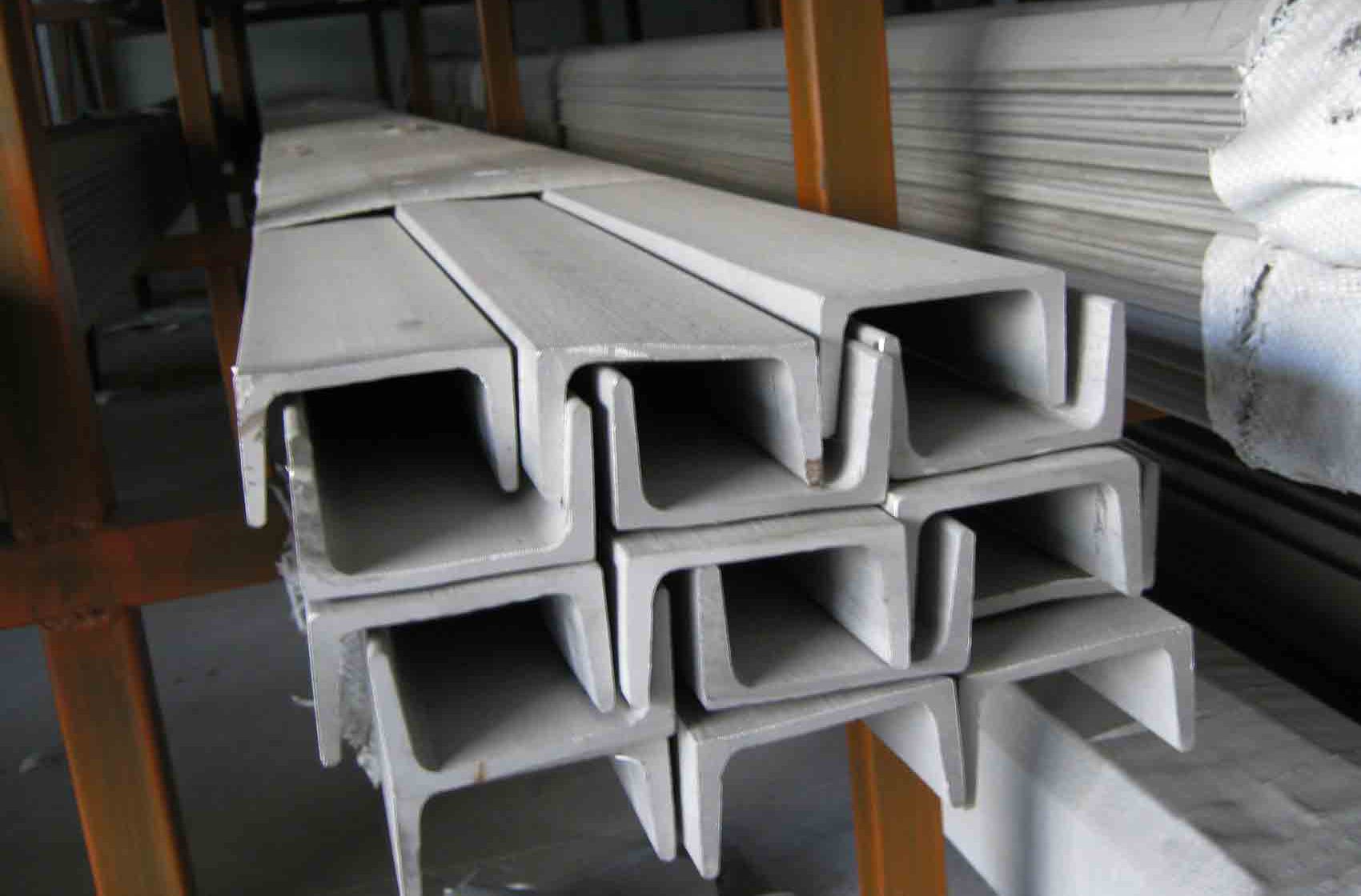  p>槽钢是截面为凹槽形的长条钢材,属建造用和机械用 a target="